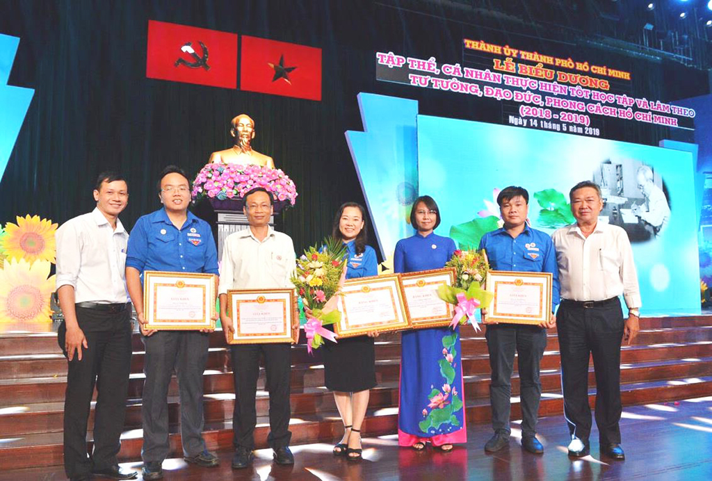 Tổng Giám đốc EVNHCM Phạm Quốc Bảo (đầu tiên, bên phải) chia vui với Đoàn Tổng công ty tại Lễ biểu dương tập thể, cá nhân hiện tốt học tập và làm theo tư tưởng, đạo đức, phong cách Hồ Chí Minh (2018 - 2019) do Thành ủy trao tặng