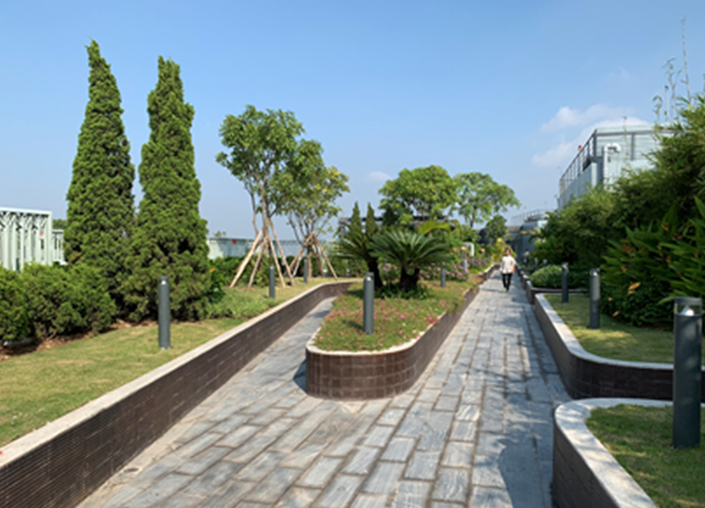 Đường dạo bộ trên tầng mái dự án Imperia Sky Garden