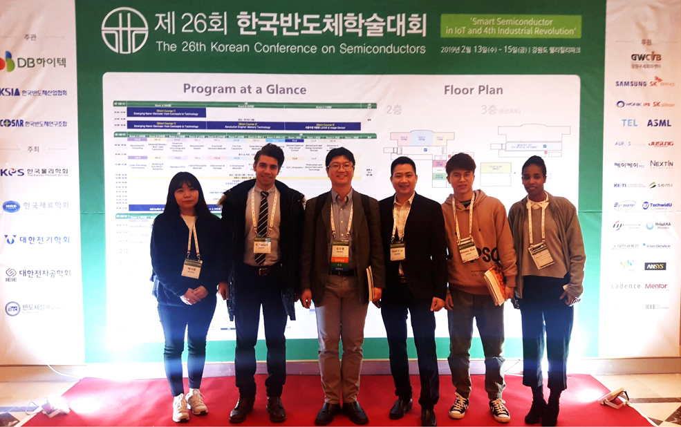 TS Lê Văn Quyết (thứ 3 từ phải qua) tham gia Hội nghị về chất bán dẫn lần thứ 26 tại Hàn Quốc