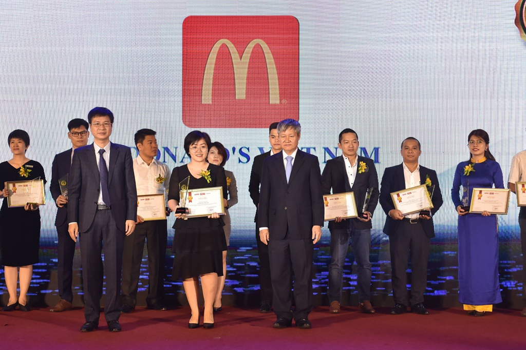 Đại diện McDonald's nhận chứng nhận top 100 sản phẩm Tin & Dùng