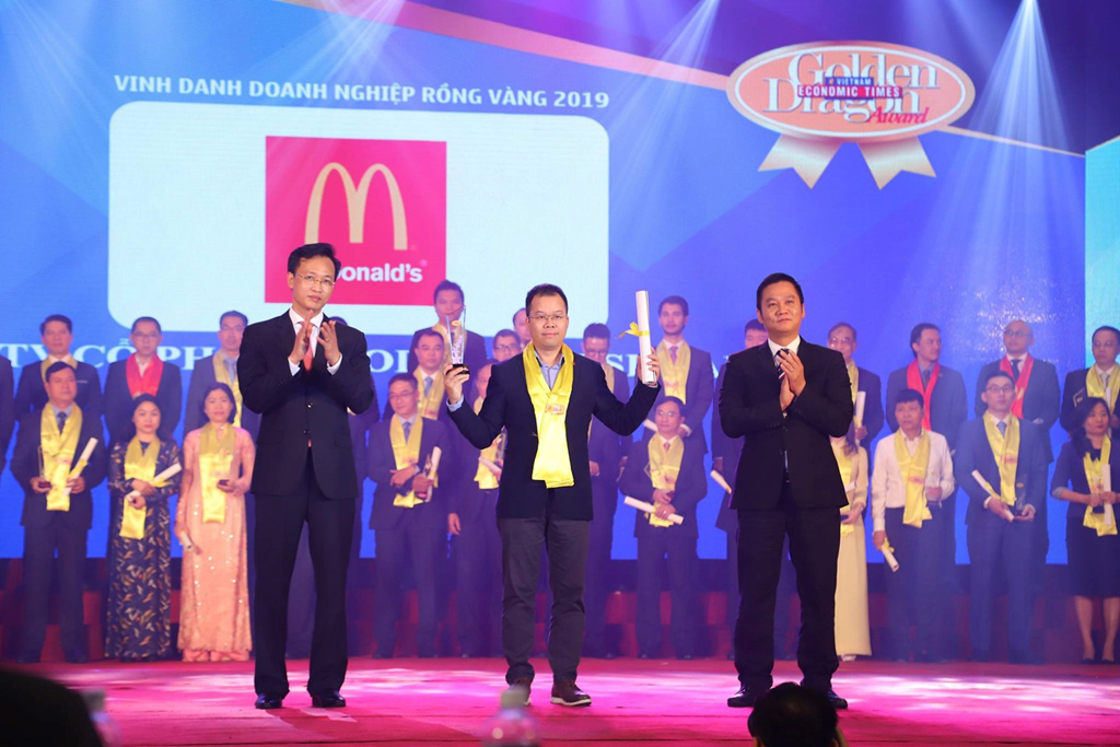 Ông Nguyễn Huy Thịnh - Giám đốc điều hành McDonald’s Việt Nam tại lễ vinh danh Top 100 doanh nghiệp Rồng Vàng và thương hiệu mạnh