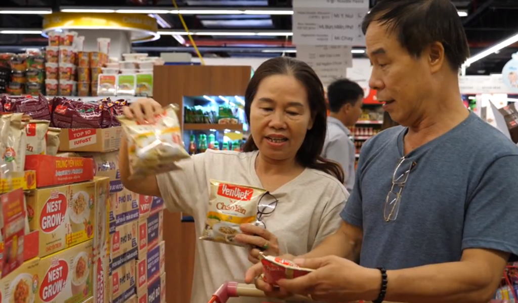 Khách hàng tìm mua Cháo Yến Yến Việt tại Lotte Nam Sài Gòn