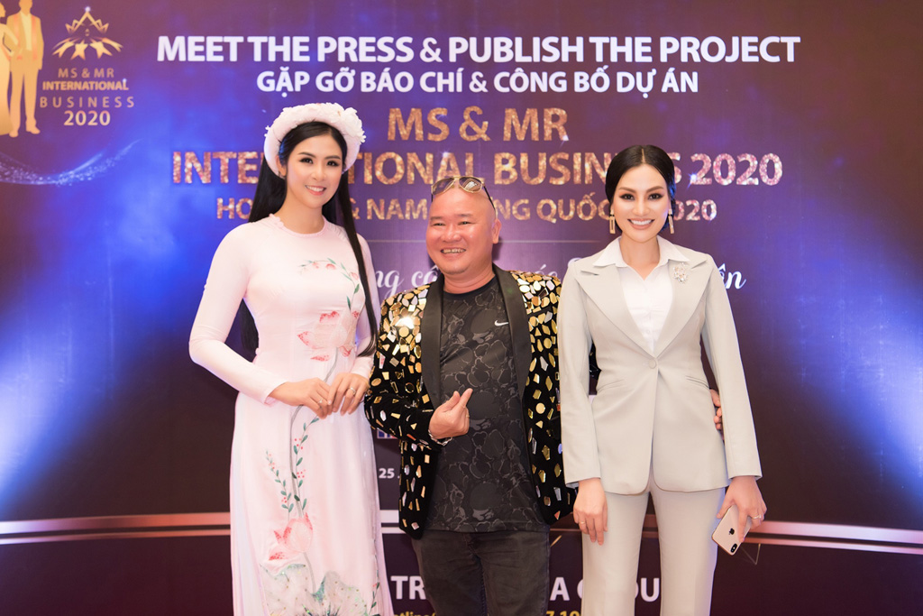 Hoa hậu Việt Nam Ngọc Hân, ông Bành Huynh Hùng - Phó tổng giám đốc Nhung Tran Media Group, bà Trần Huyền Nhung
