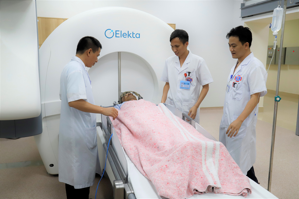 - Hệ thống máy hiện đại cho phép điều trị u não hiệu quả và an toàn Ảnh: Thái Hà