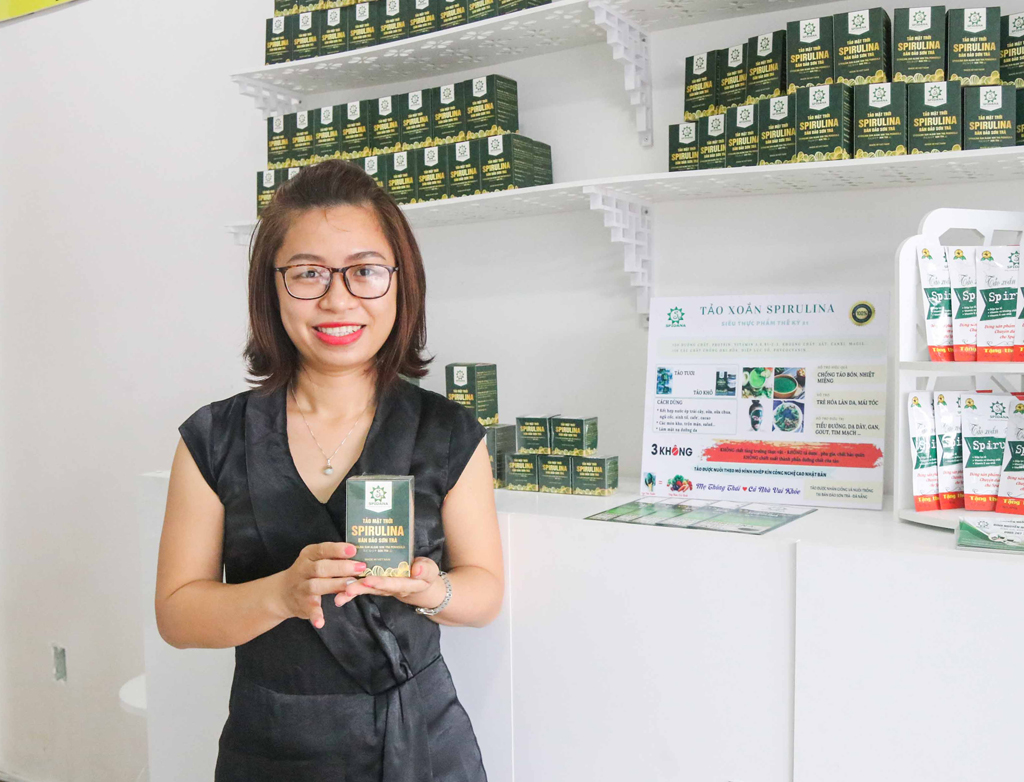 Đinh Nguyễn Hoàng Thư, Giám đốc HTX Công nghệ Mặt Trời Việt, và sản phẩm tảo xoắn Spirulina Ảnh: Huy Đạt 