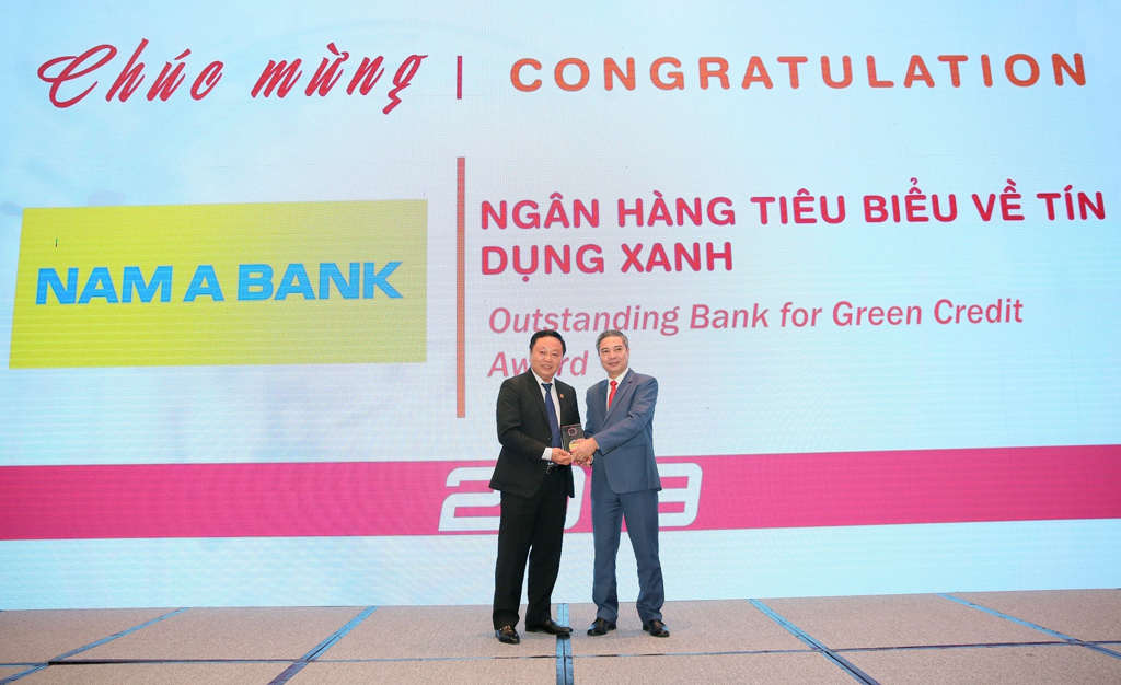 Đại diện Nam A Bank - ông Lê Quang Quảng, Phó tổng giám đốc nhận giải thưởng “Ngân hàng tiêu biểu về tín dụng xanh” năm 2019
