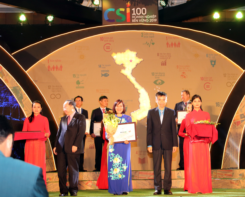 Bà Đào Thúy Hà - Giám đốc Marketing - đại diện công ty nhận chứng nhận Doanh nghiệp bền vững Việt Nam 2019