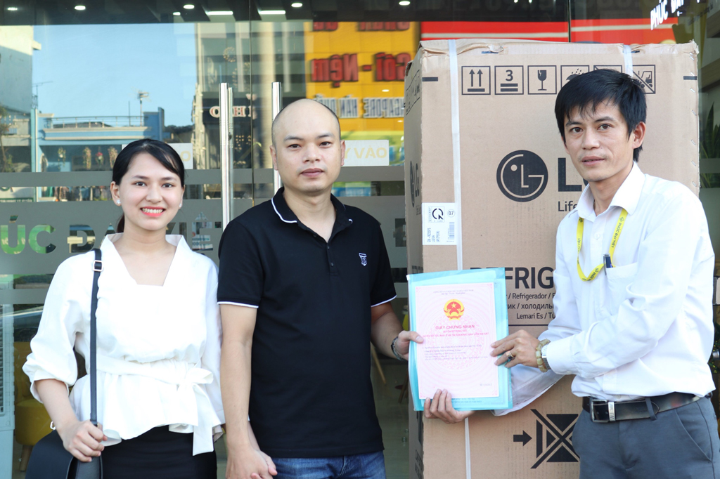 Tặng quà cho khách hàng may mắn bốc thăm trúng thưởng - Ảnh: Phú Thành