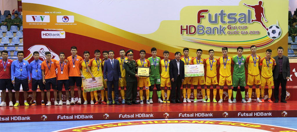 Đội tuyển futsal Đà Nẵng về nhì khi để thua Sanvinest Sanatech Khánh Hòa ở loạt đá luân lưu 6 m trong trận chung kết 