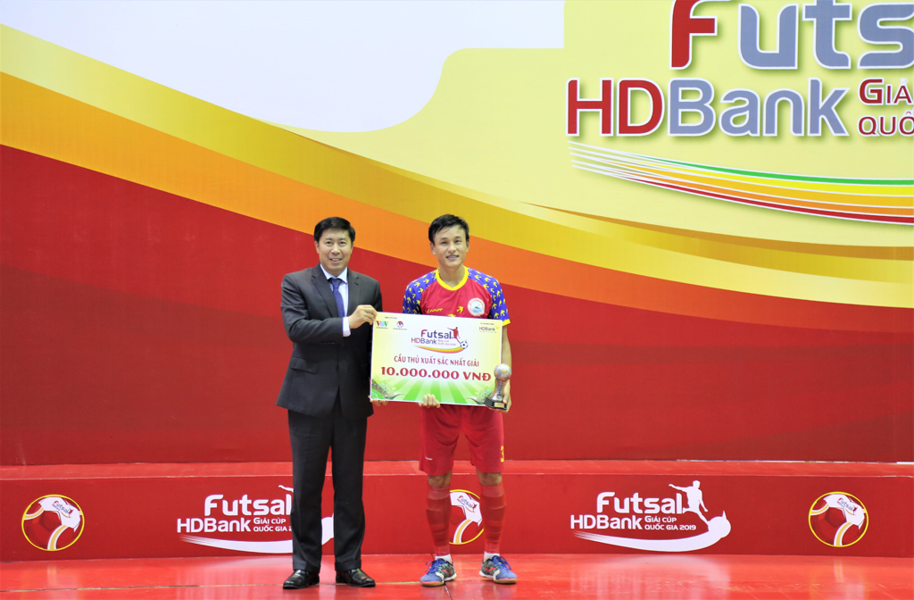 Ông Lê Thành Trung - Phó tổng giám đốc HDBank, đại diện nhà tài trợ kim cương trao danh hiệu “Cầu thủ xuất sắc nhất giải” cho Mai Thành Đạt (đội Sanvinest Sanatech Khánh Hòa)
