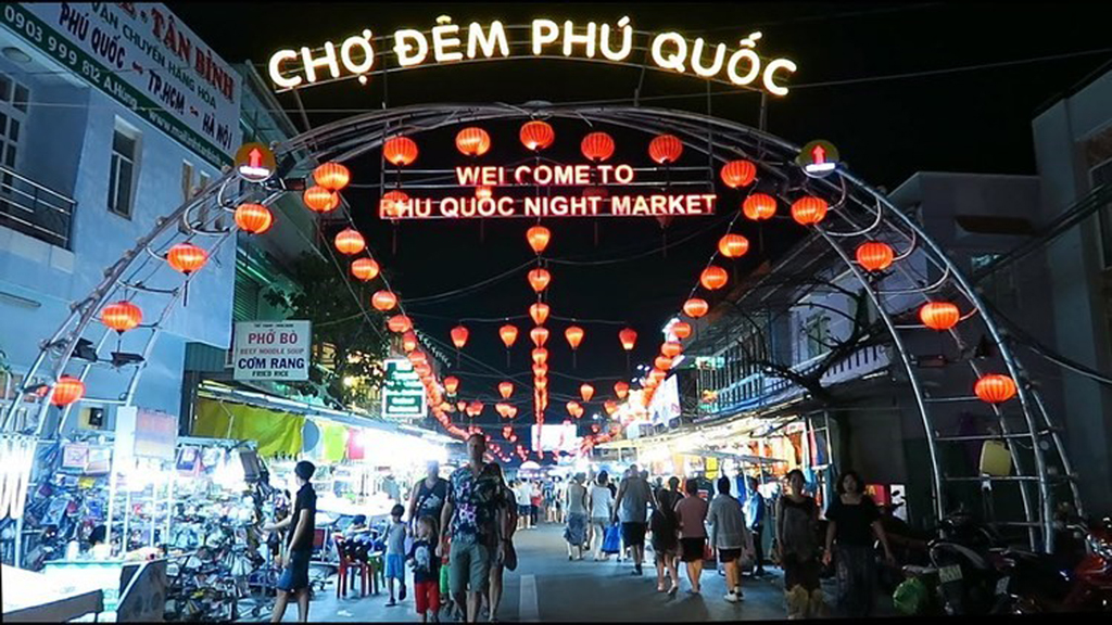 Chợ đêm Phú Quốc, sản phẩm “đinh” hút du khách của đảo ngọc Phú Quốc, trung bình mỗi đêm có tới 3.500 khách, chi tiêu bình quân 150 USD/người