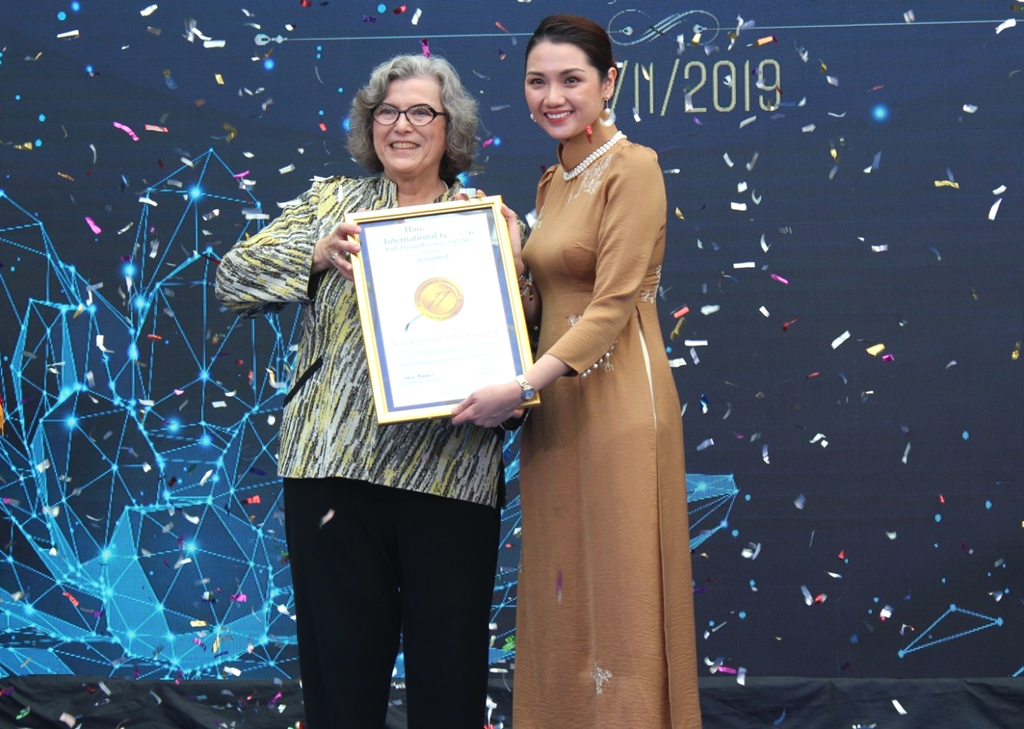Bà Paula Wilson - Chủ tịch kiêm Giám đốc JCI toàn cầu, trao chứng nhận con dấu vàng JCI cho bà Nguyễn Thục Anh, Tổng giám đốc Bệnh viện Quốc tế Hạnh Phúc