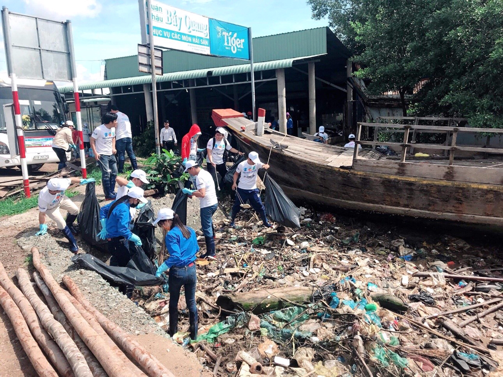Nhân viên La Vie cùng thanh niên địa phương tỉnh Long An dọn dẹp rác tại kênh