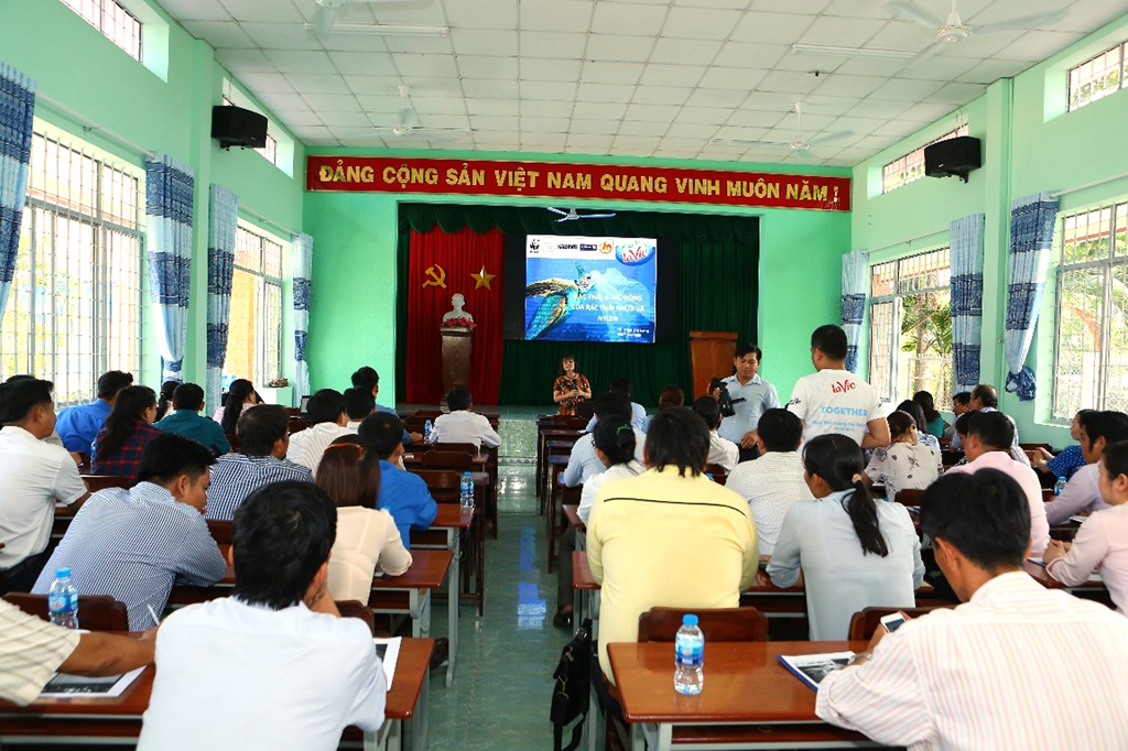 Thực hiện công tác tuyên truyền đến người dân địa phương Long An