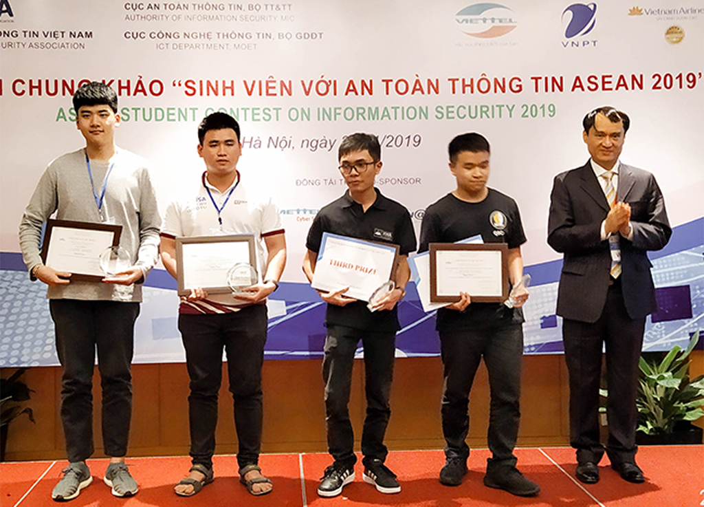 ThS Nguyễn Kim Tuấn (đứng giữa) chụp ảnh cùng 2 đội tuyển của ĐH Duy Tân giành giải Ba và giải Khuyến khích