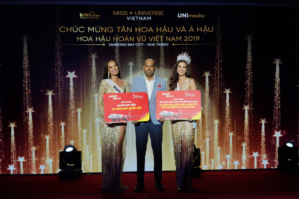 Phó Giám đốc Thương mại Vietjet - ông Jay L Lingeswara - trao cho Hoa hậu Nguyễn Trần Khánh Vân (phải) giải thưởng một năm bay miễn khí trên tất cả các chặng bay trong nước và quốc tế của Vietjet và giải thưởng “Người đẹp Biển” cho Lê Hoàng Phương (trái)