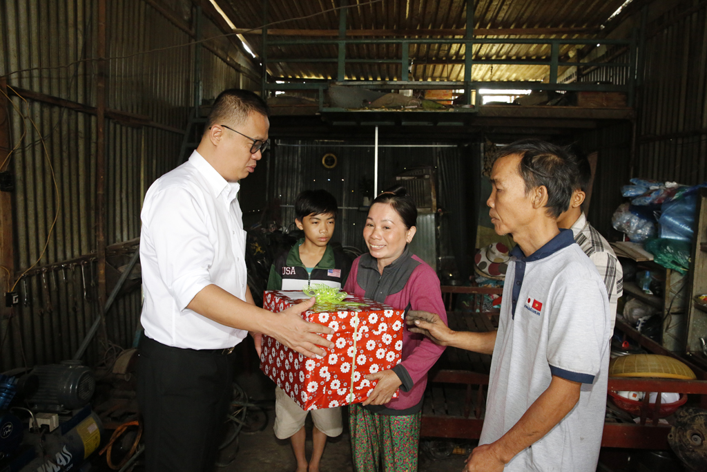 Đại diện Ban Tổ chức chương trình Đi bộ từ thiện Lawrence S. Ting đến thăm hỏi và tặng quà Tết cho gia đình khó khăn