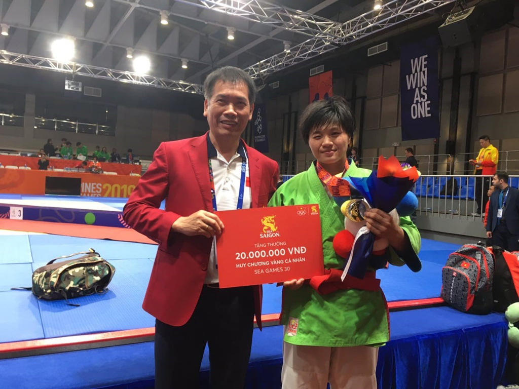 Ông Trần Đức Phấn - Trưởng đoàn thế thao VN trao thưởng cho VĐV Kurash Nguyễn Thị Lan