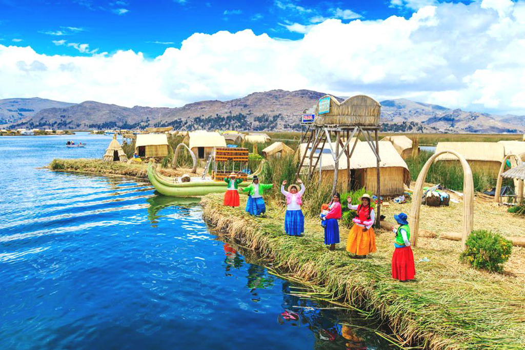 Trên đỉnh Altiplano thuộc dãy Andes cao 3.813 m chưa bao giờ đóng băng, tộc người Uros đã tạo nên một nền văn minh thơm nức mùi lau sậy (hồ Titicaca - biên giới Bolivia - Peru).