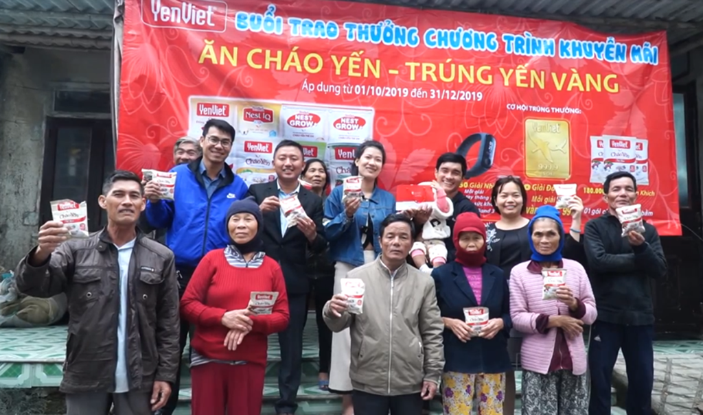 Nhiều người dân cùng đến chứng kiến buổi trao giải đặc biệt của Công ty Yến Việt