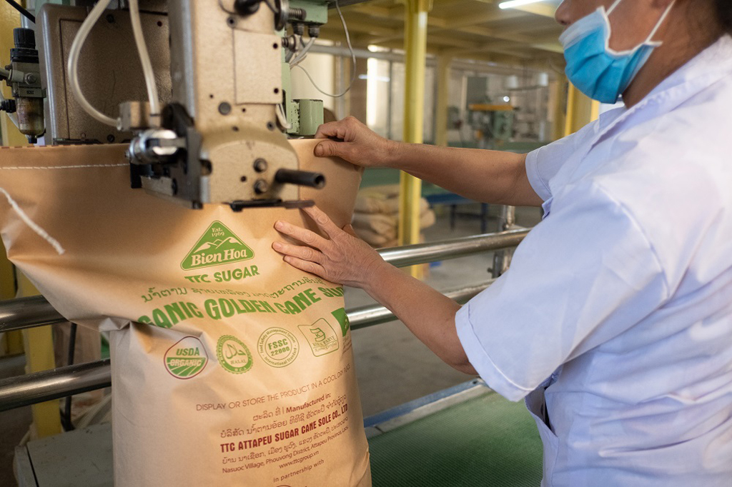Quy trình đóng gói sản phẩm đường organic tại TTC Attapeu (Lào)