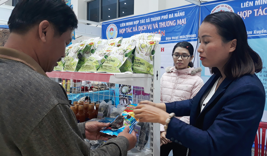 Chị Nguyễn Thị Loan (bên phải) giới thiệu sản phẩm snack rong biển Đại Dương (Ảnh: An Dy)
