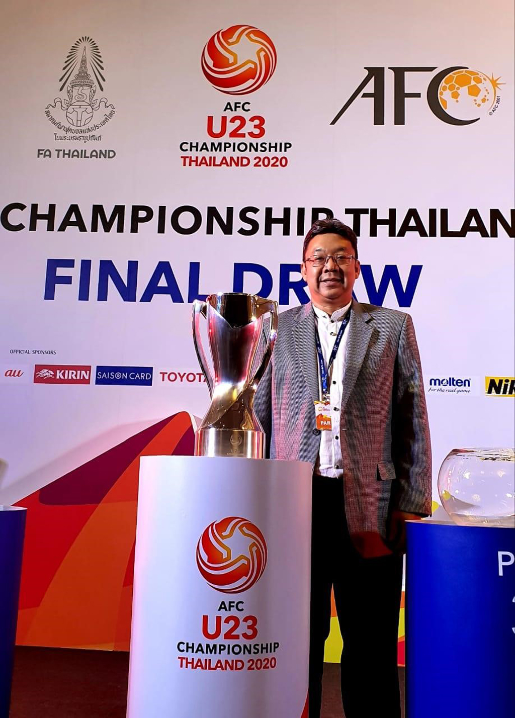 Ông Chalermsak Pimolsri - Phó TGĐ Marketing Công ty 4 Oranges Co., Ltd tham dự lễ bốc thăm chia bảng của giải đấu AFC U.23 Championship 2020 tại Bangkok, Thái Lan