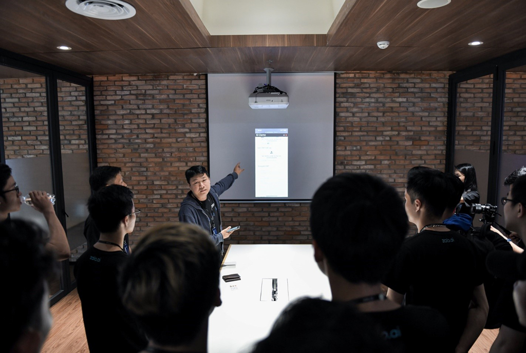 Ông Nguyễn Hoàng Tùng demo sản phẩm AI của VVN AI tại khu vực trải nghiệm