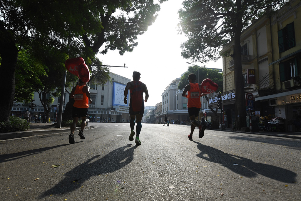 (Tuấn Mark): Những bước chạy của các VĐV Giải chạy quốc tế VPBank Hanoi Marathon 2019 kết nối các di sản ngàn năm của Thăng Long - Hà Nội