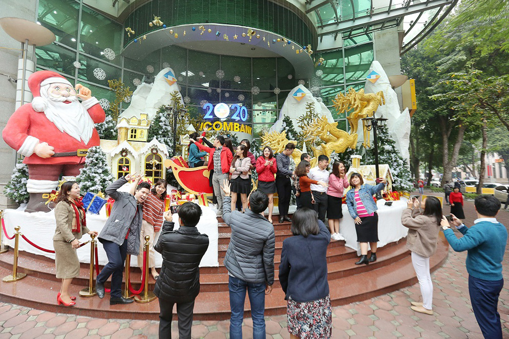 Những ngày qua, công trình trang trí mừng Giáng sinh của PVcomBank đã thu hút được sự chú ý của đông đảo người dân địa phương và khách du lịch 