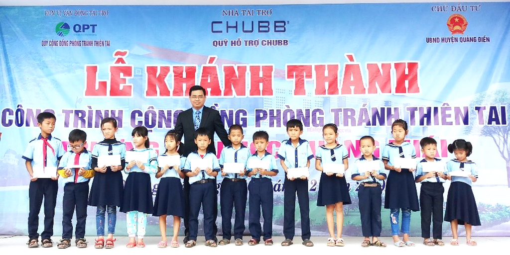 Ông Bùi Thanh Hiệp, Phó tổng giám đốc Chubb Life Việt Nam trao tặng học bổng cho học sinh Trường tiểu học Quảng Thái