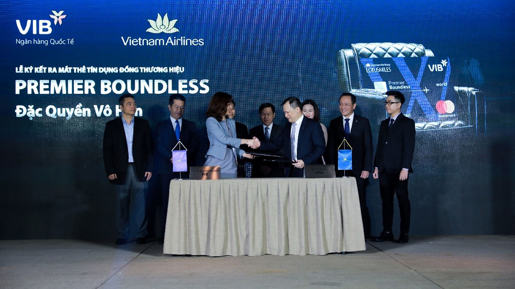 Đại diện Ngân hàng Quốc Tế (VIB) và Vietnam Airlines ký kết thỏa thuận hợp tác