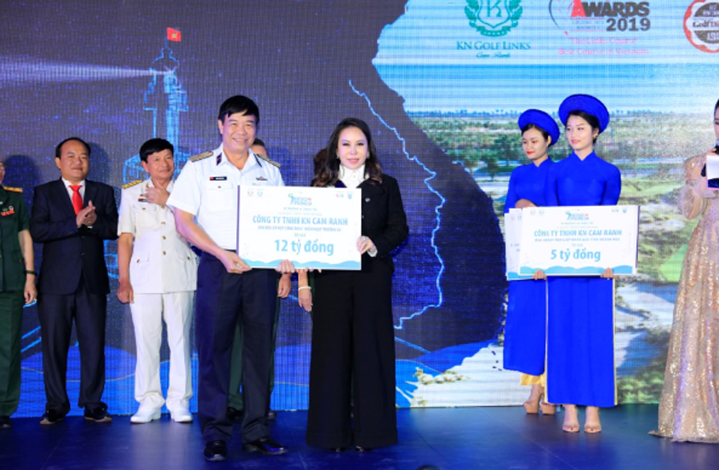 Công ty TNHH KN Cam Ranh trao tặng quyên góp tại đêm trao giải và gây quỹ