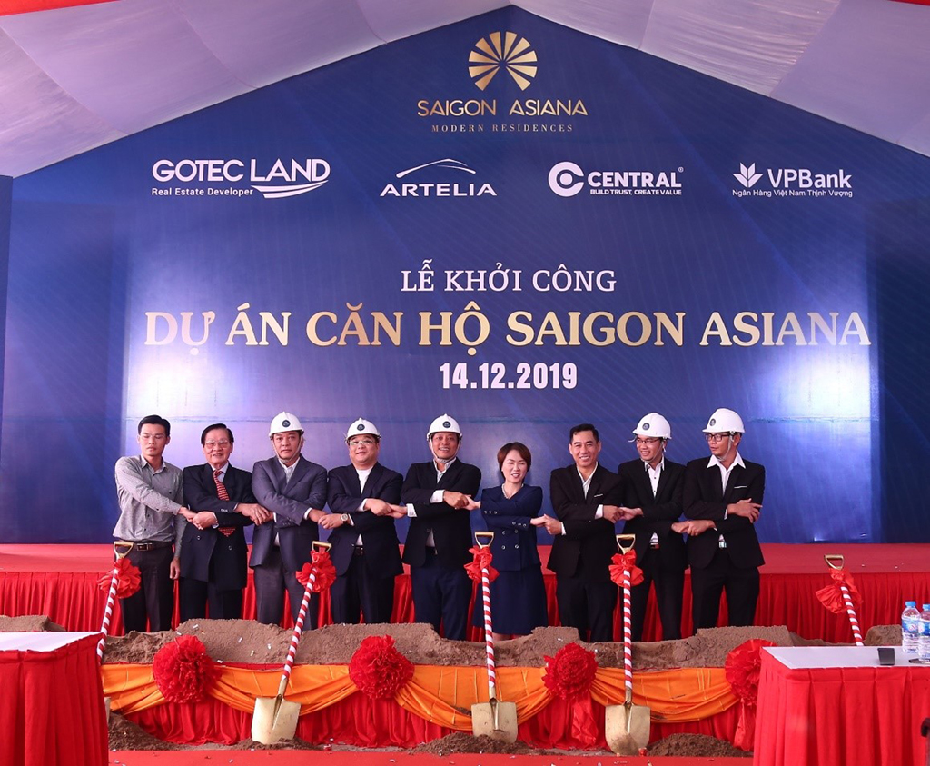 Đại diện ban lãnh đạo Gotec Land cùng các vị khách quý bắt tay thể hiện tình đoàn kết và mừng dự án khởi công thuận lợi