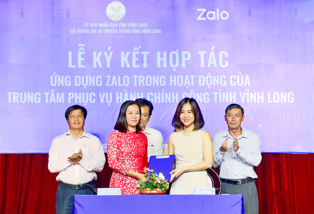 Bà Đoàn Hồng Hạnh, Giám đốc Sở Thông tin và Truyền thông và đại diện Dự án Zalo 4.0 ký kết hợp tác trước sự chứng kiến của lãnh đạo các cơ quan chính quyền tỉnh Vĩnh Long