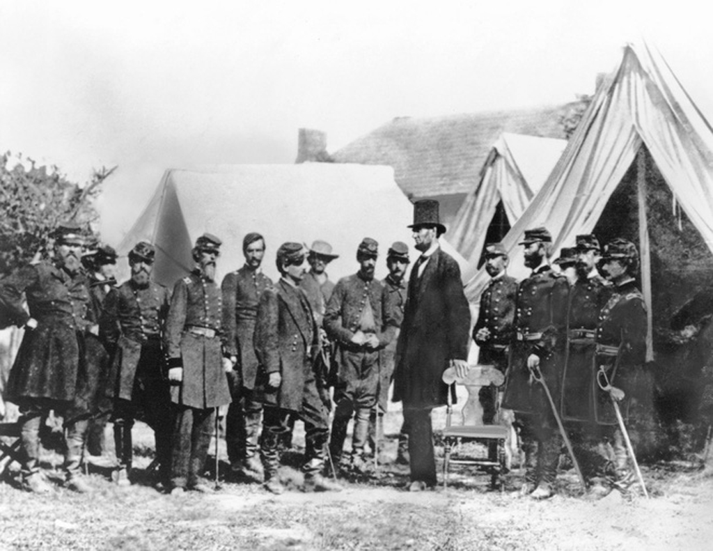 Lincoln trò chuyện với những người trong quân đội