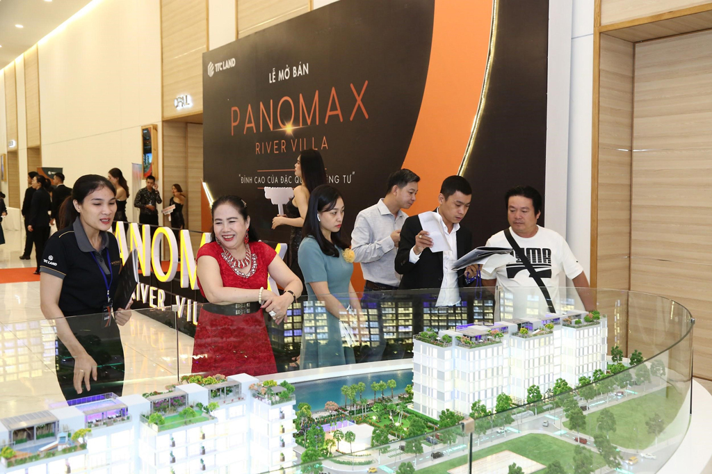 Khách hàng nghe tư vấn tại buổi mở bán dự án Panomax River Villa ngày 21.12