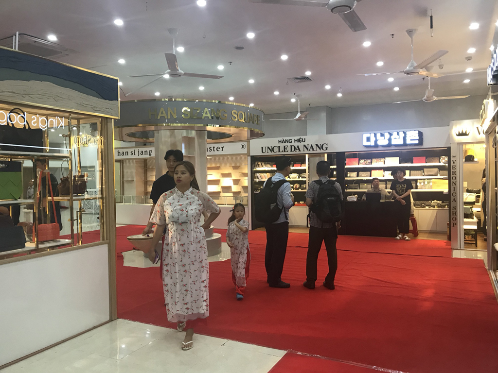 Không gian mua sắm bên trong Han Sizang Square Ảnh: Phú Thành