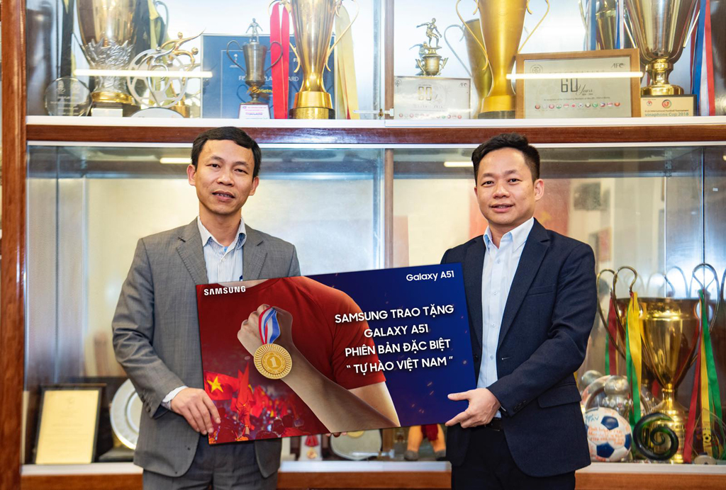 Đại diện Samsung trao tặng Galaxy A51 phiên bản đặc biệt “Tự hào Việt Nam” với tinh thần tự hào khi luôn chinh phục những đỉnh cao mới