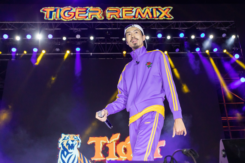 Chàng rapper sở hữu nhiều bài hát tạo trend nhất năm vừa qua lần đầu góp mặt tại Tiger Remix đã không làm người hâm mộ thất vọng với những bài nhạc remix phá cách. Đen Vâu cùng dàn “đồng âm” hùng hậu tại Sài Thành đánh thức mọi giác quan bởi những bản hit của mình 