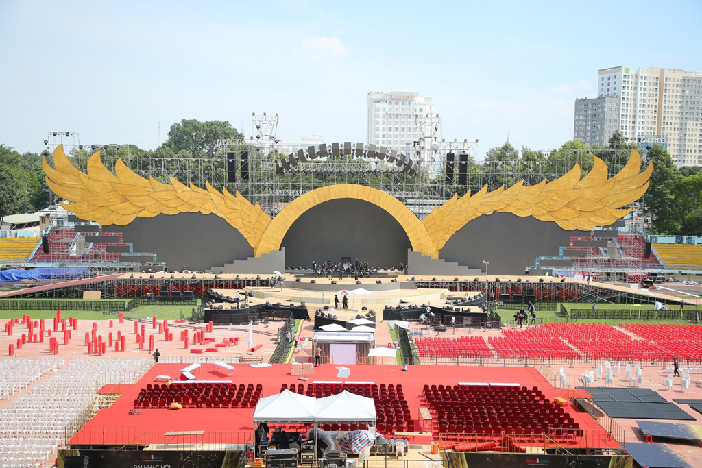 Sân khấu đại nhạc hội với đôi cánh phượng hoàng lộng lẫy dài 100 m đã hoàn thiện
