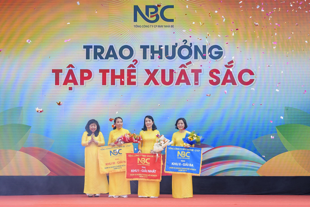 Đại diện Ban lãnh đạo NBC trao quà cho CBCNV xuất sắc