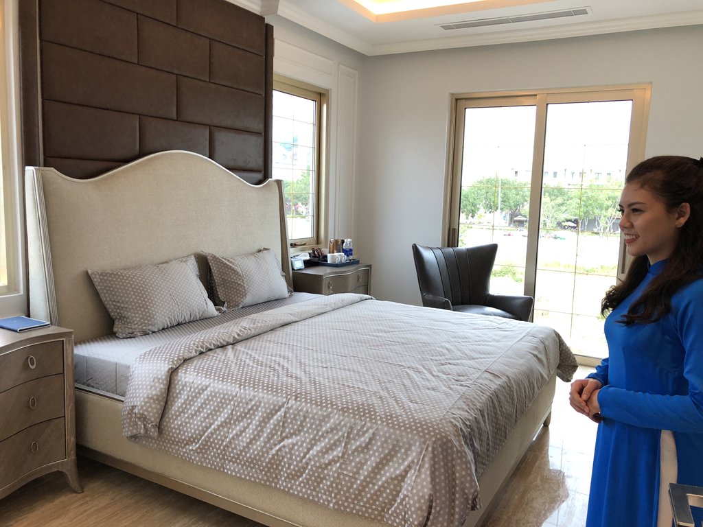 Phòng ngủ sử dụng nội thất nhập khẩu châu Âu Ảnh: Phú Thành