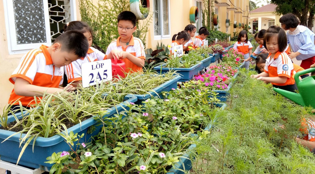 Lộc xanh sẽ lớn lên nhờ những bàn tay bé nhỏ không ngại “lấm bẩn” để gieo trồng, chăm sóc