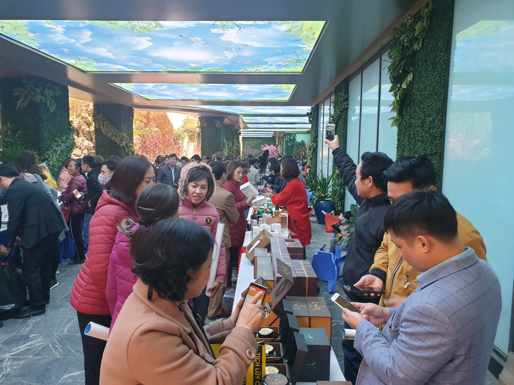 Khách hàng trải nghiệm mua sắm với ứng dụng BBI Mall ngày 12.1 tại sự kiện ở Bắc Ninh Ảnh: Thiên Vy