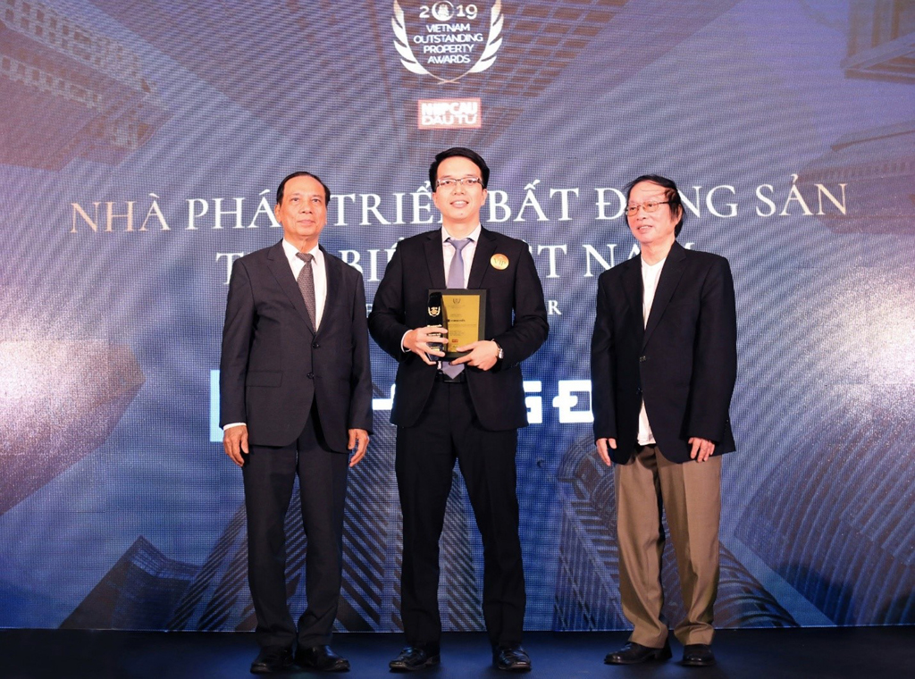 Đại diện Công ty Khang Điền nhận giải thưởng Nhà phát triển bất động sản tiêu biểu năm 2019