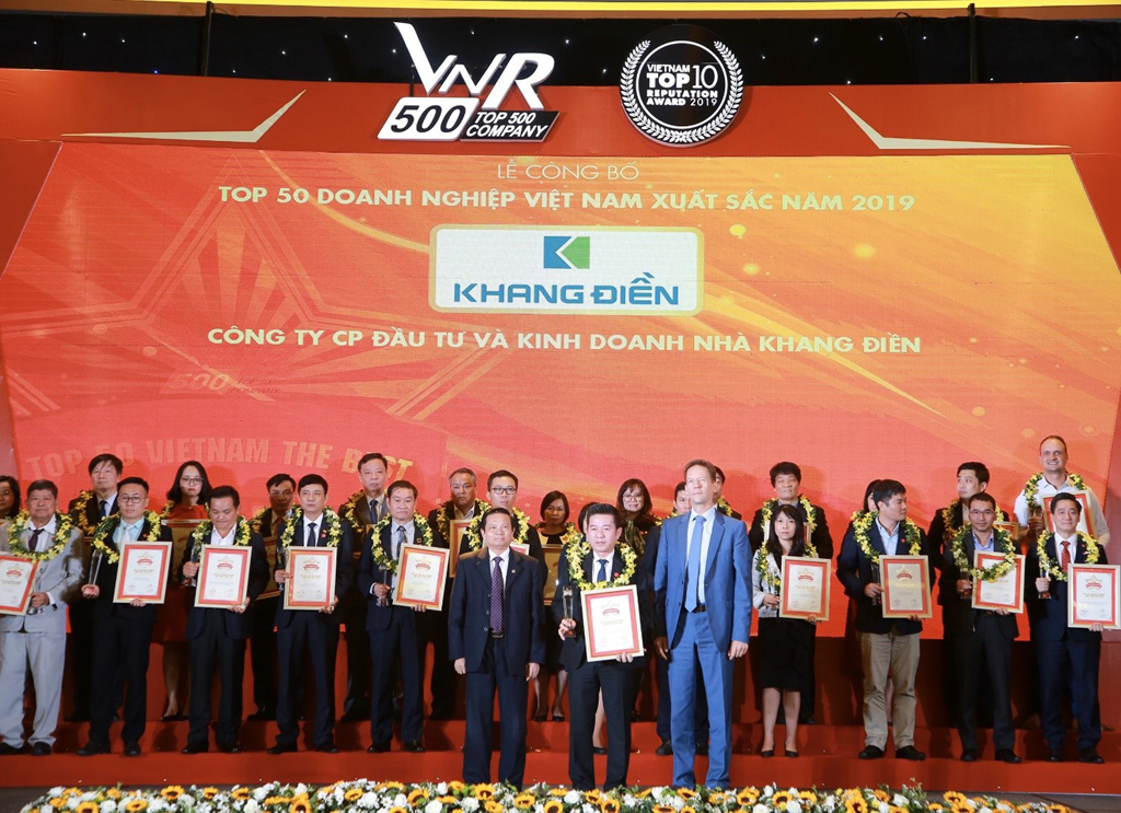 Đại diện Công ty Khang Điền nhận giải thưởng Top 50 doanh nghiệp Việt Nam xuất sắc nhất năm 2019