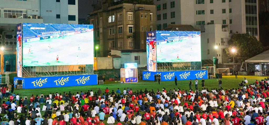 CĐV tại TP.HCM theo dõi trận loạt trận đấu tranh cúp vô địch châu Á của đội tuyển U.23 Việt Nam qua màn hình LED “khủng” nhất Việt Nam