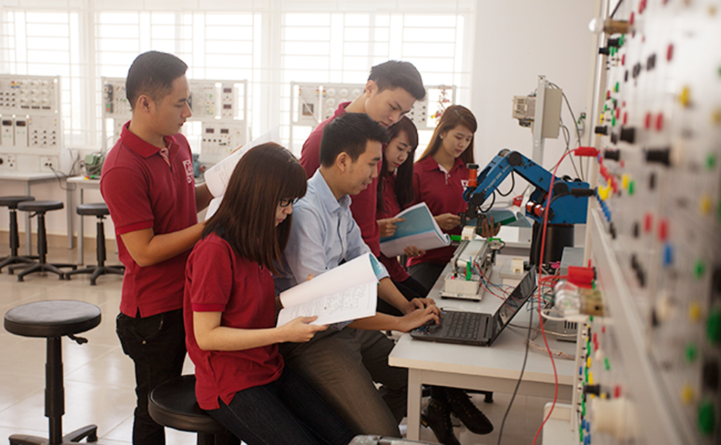 Hệ thống máy móc hiện đại tại ĐH Duy Tân đang tạo cơ hội để sinh viên khối ngành Điện-Điện tử thực hành nghề nghiệp