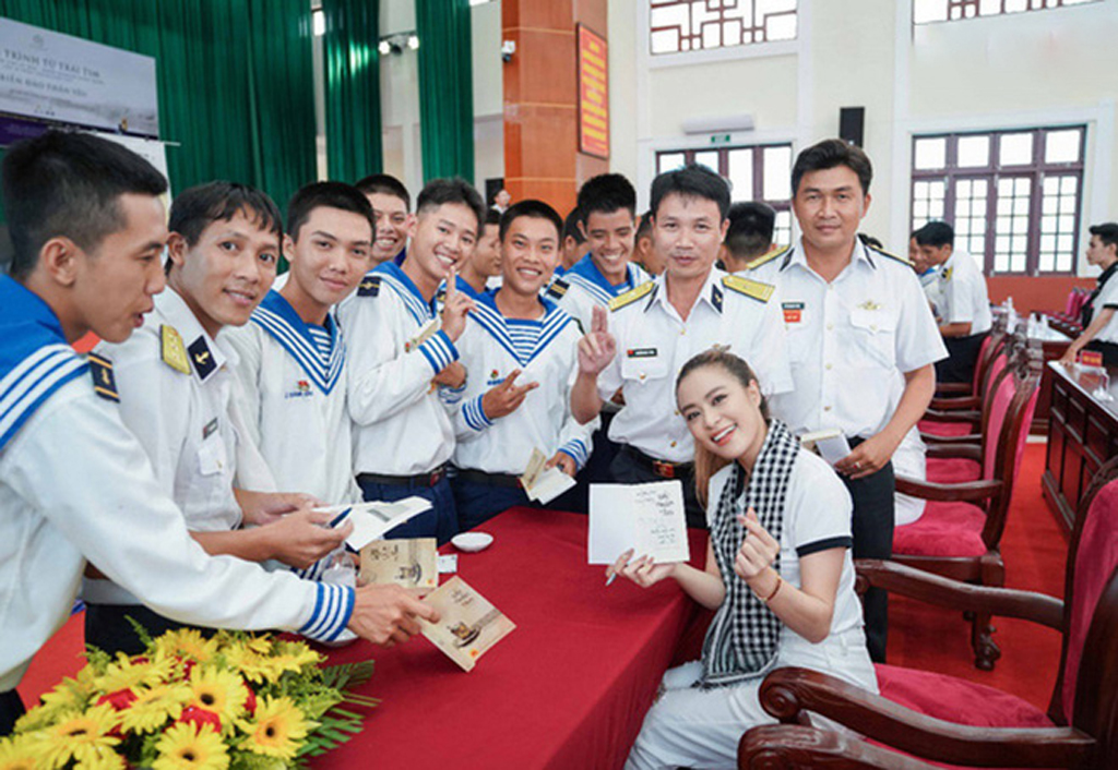 Ca sĩ Hoàng Thùy Linh ký tặng sách quý đến cán bộ, chiến sĩ Vùng 5 Hải quân - Phú Quốc – Kiên Giang